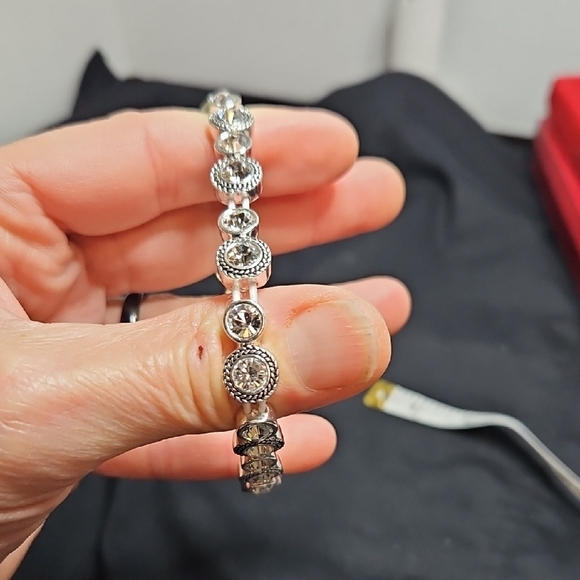 Source Unknown Silver Bracelet with Clear Crystals - Picture 5 of 7